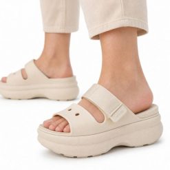 Sandały klapki damskie platformy Crocs SOHO TWO STRAP SANDAL. Brązowe klapki Crocs, bez wzorów, z jeansu, eleganckie, bez obcasa, na platformie, bez zapięcia. Za 239.00 zł.