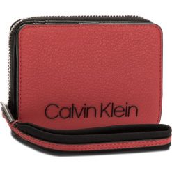 Duży Portfel Damski CALVIN KLEIN - Pop Touch Medium Zip K60K604313 627. Portfele marki Calvin Klein Jeans. Za 279.00 zł.