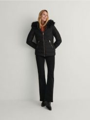 Kurtka z futrzanym kapturem - czarny. Czarne kurtki Reserved, l, bez wzorów, z futra. W wyprzedaży za 55.99 zł.