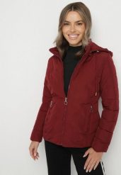 Bordowa Przejściowa Kurtka z Pikowanymi Przeszyciami i Odpinanym Kapturem Olunea. Czerwone kurtki Born2be, l, bez wzorów, z jeansu, eleganckie. Za 149.99 zł.