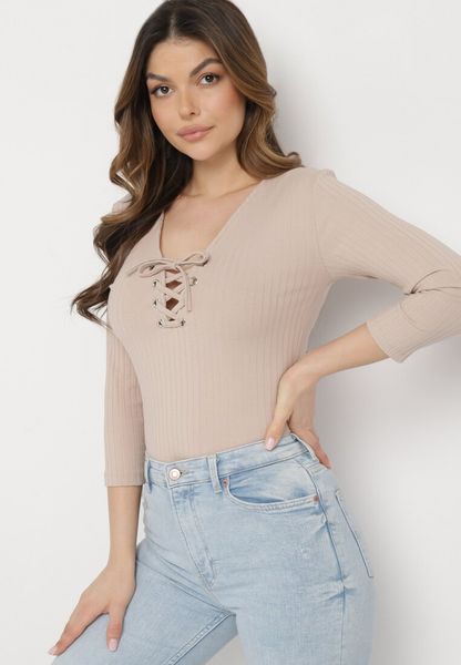 Beżowa Bawełniana Bluzka w Prążki z Gorsetowym Wiązaniem Przy Dekolcie Jarelis. Brązowe bluzki Born2be, bez wzorów, z bawełny, bez kołnierzyka, bez ramiączek. Za 34.99 zł.
