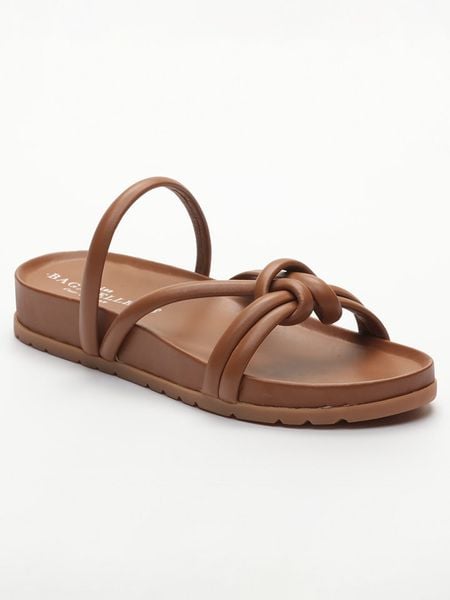 Les BAGATELLES Skórzane klapki "Abhirami" w kolorze jasnobrązowym rozmiar: 37. Brązowe klapki Les BAGATELLES, bez wzorów, klasyczne, z otwartym noskiem, bez obcasa, bez zapięcia. Za 136.13 zł.