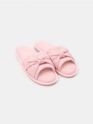 Kapcie z dekoracyjną kokardą - różowy. Czerwone kapcie Sinsay, bez wzorów. Za 19.99 zł.