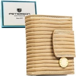Beżowy portfel damski zamykany na bigiel i zatrzask, pokryty wzorem w plecionkę Peterson PTN PS329-CRV. Brązowe portfele Peterson, z aplikacjami, ze skóry. Za 109.99 zł.