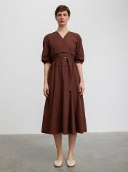 BGN Sukienka w kolorze ciemnobrązowym rozmiar: 40. Brązowe sukienki BGN, na imprezę, bez wzorów, bez kołnierzyka, bez ramiączek, midi. Za 170.95 zł.