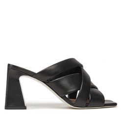 Klapki Pollini. Czarne klapki Pollini, bez wzorów, bez obcasa, bez zapięcia. Za 1,299.00 zł.