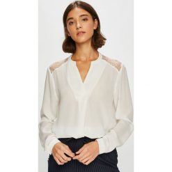 Vero Moda - Bluzka. Czarne bluzki Vero Moda, l, bez wzorów, z koronki, casualowe, bez kołnierzyka, bez ramiączek. W wyprzedaży za 69.90 zł.