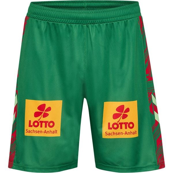Krótki domowy strój FC Magdeburg 2025/26. Zielone szorty Hummel, bez wzorów, sportowe. Za 225.00 zł.