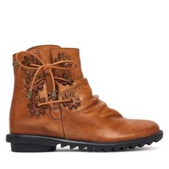 Botki Laura Vita. Brązowe botki LAURA VITA, bez wzorów, bez obcasa, na płaskiej podeszwie, bez zapięcia. Za 559.99 zł.