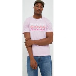 Converse t-shirt bawełniany kolor różowy z nadrukiem. Czerwone t-shirty Converse, l, bez wzorów, z bawełny, bez kołnierzyka, bez ramiączek. W wyprzedaży za 94.99 zł.