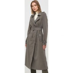 Guess trencz damski kolor zielony przejściowy dwurzędowy. Zielone płaszcze Guess, l, z aplikacjami, klasyczne, bez kaptura. Za 919.99 zł.