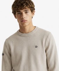 Superdry Sweter Preppy z bawełny 100% organicznej – relaxed fit. Białe swetry Superdry, xl, bez wzorów, z bawełny, klasyczne, bez ramiączek. Za 383.85 zł.