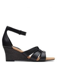 Clarks Sandały Kyarra Joy 26171242 Czarny. Czarne sandały Clarks, bez wzorów, ze skóry, bez obcasa, na koturnie, bez zapięcia. Za 299.99 zł.