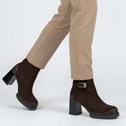 Botki damskie Armodo, ze skóry zamszowej na słupku z okrągłym noskiem i zapinane na suwak, czekolada, 60569-W. Brązowe botki Armodo, bez wzorów, ze skóry, klasyczne, z okrągłym noskiem, bez obcasa, na obcasie, bez zapięcia. Za 349.00 zł.