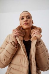 Pikowana kurtka z misiem. Brązowe kurtki MOODO, xs, bez wzorów, z poliamidu, z kapturem. W wyprzedaży za 74.99 zł.