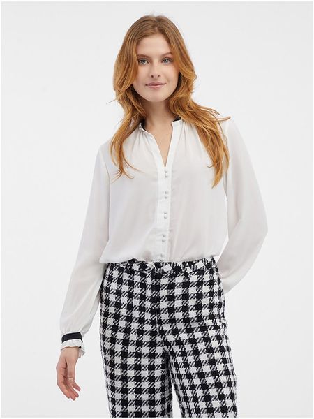 Orsay Bluzka w kolorze białym rozmiar: 40. Białe bluzki Orsay, bez wzorów, bez kołnierzyka, bez ramiączek. Za 78.47 zł.