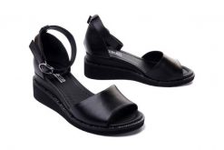 ARTIKER RELAKS 48C0635 czarny, sandały damskie. Czarne sandały Artiker Relaks, bez wzorów, ze skóry, bez obcasa, na koturnie, bez zapięcia. Za 339.90 zł.