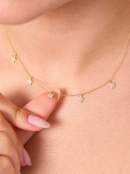 Lodie Silver Srebrny naszyjnik z elementami ozdobnymi rozmiar: onesize. Szare naszyjniki Lodie Silver, z materiału, z cyrkonią, srebrne. Za 143.56 zł.