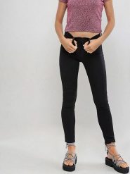 Monki Dżinsy - Slim fit - w kolorze czarnym rozmiar: W30. Czarne jeansy Monki, bez wzorów, klasyczne, z podwyższonym stanem. Za 49.45 zł.