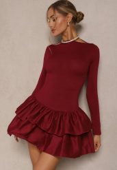 Bordowa Sukienka Longsleeve o Rozkloszowanym Kroju z Falbanką Reline. Czerwone sukienki Renee, na co dzień, bez wzorów, eleganckie, bez kołnierzyka, bez ramiączek, mini, proste. W wyprzedaży za 75.99 zł.