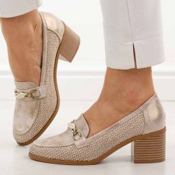 Złote mokasyny damskie na obcasie M.Daszyński 2201D-13. Żółte mokasyny M.Daszyński, w ażurowe wzory, z jeansu. Za 179.00 zł.