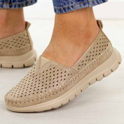 Złote ażurowe półbuty damskie Sergio Leone Mk099H. Żółte półbuty wsuwane Sergio Leone, na lato, w ażurowe wzory, z jeansu, casualowe, z okrągłym noskiem, bez obcasa, na płaskiej podeszwie. Za 149.00 zł.