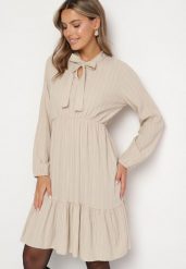 Beżowa Sukienka Elianea. Brązowe sukienki Born2be, m, z aplikacjami, prążkowane, eleganckie, bez kołnierzyka, bez ramiączek, midi. W wyprzedaży za 111.99 zł.