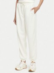 Guess Spodnie dresowe V6YB09 K4292 Kremowy Regular Fit. Białe spodnie sportowe Guess, z aplikacjami, z dresówki. Za 394.99 zł.