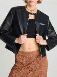 Kurtka biker z imitacją skóry - czarny. Czarne kurtki Sinsay, l, bez wzorów, ze skóry, bez kaptura. W wyprzedaży za 29.99 zł.