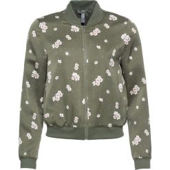 Satynowa kurtka bomberka bonprix oliwkowy w kwiaty. Kurtki marki bonprix. Za 119.99 zł.