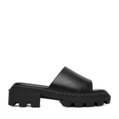 Klapki DeeZee. Czarne klapki DeeZee, bez wzorów, bez obcasa, bez zapięcia. Za 129.99 zł.