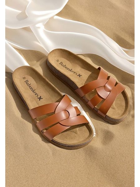 BABUNKERS Family Skórzane klapki w kolorze brązowym rozmiar: 36. Brązowe klapki BABUNKERS Family, bez wzorów, klasyczne, z otwartym noskiem, bez obcasa, bez zapięcia. Za 110.29 zł.