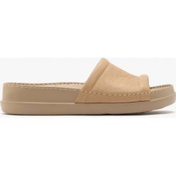 Beżowe klapki GRACE. Brązowe klapki Ryłko, bez wzorów, ze skóry, bez obcasa, bez zapięcia. Za 229.99 zł.