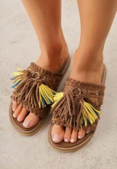 Brązowe Płaskie Klapki Boho VICES z Imitacji Zamszu Zdobione Frędzlami Krili. Brązowe klapki Born2be, z aplikacjami, z jeansu, boho, bez obcasa, na płaskiej podeszwie, bez zapięcia. Za 119.99 zł.