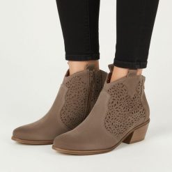 Botki damskie Armodo, cholewka ze skóry naturalnej o welurowym wykończeniu z ażurowymi wycięciami na bokach i bocznym suwakiem, brązowe, 1130. Brązowe botki Armodo, w ażurowe wzory, z jeansu, boho, bez obcasa, na obcasie, bez zapięcia. Za 429.00 zł.