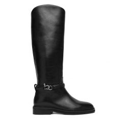 Oficerki GINO ROSSI. Czarne kozaki Gino Rossi, bez wzorów, bez obcasa, na płaskiej podeszwie, bez zapięcia. Za 599.99 zł.