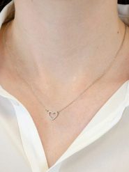 Tamaris Naszyjnik z elementem ozdobnym - dł. 45 cm rozmiar: onesize. Szare naszyjniki Tamaris, z materiału, z cyrkonią, ze stali. Za 157.73 zł.