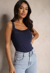 Granatowy Bawełniany Top z Koronką Arisale. Niebieskie topy Renee, l, bez wzorów, z bawełny, bez kołnierzyka, bez ramiączek. W wyprzedaży za 15.99 zł.