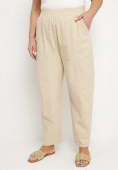 Jasnobeżowe Klasyczne Spodnie Bawełniane z Gumką w Pasie Olozi. Brązowe jeansy Born2be, plus size, bez wzorów, z bawełny, eleganckie. W wyprzedaży za 50.99 zł.