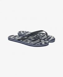 Superdry Vintage Vegan klapki gumowe – Navy/Silver. Szare klapki Superdry, bez wzorów, z gumy, vintage, bez obcasa, bez zapięcia. Za 90.05 zł.