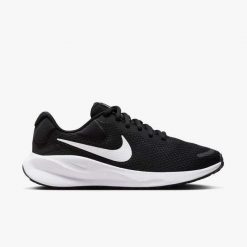 Trampki Nike Model Revolution 7 Kolor Czarny. Czarne trampki Nike, bez wzorów, z materiału, sportowe, bez zapięcia. Za 279.99 zł.