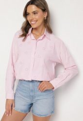 Różowa Koszula o Kroju Oversize w Paski Zdobiona Haftem w Serca Nitariena. Czerwone koszule Born2be, uniwersalny, z aplikacjami, z bawełny, biznesowe, bez kołnierzyka, bez ramiączek. W wyprzedaży za 67.99 zł.