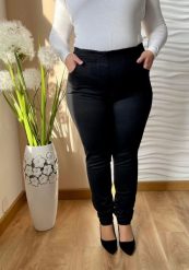Czarne jeansowe spodnie z wysokim stanem i zwężaną nogawką PLUS SIZE XXL. Czarne spodnie materiałowe Nasi partnerzy, bez wzorów, z bawełny, biznesowe, z podwyższonym stanem, krótkie. Za 199.90 zł.