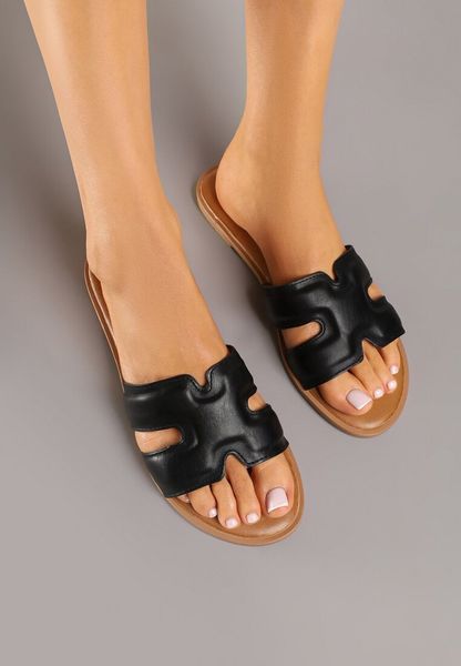 Czarne Klapki Basic z Wycięciami Varauri. Czarne klapki Renee, bez wzorów, z jeansu, eleganckie, bez obcasa, na płaskiej podeszwie, bez zapięcia. Za 69.99 zł.