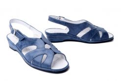 SUAVE 710112-05 cobalt, sandały damskie. Niebieskie sandały Suave, bez wzorów, ze skóry, bez obcasa, na koturnie, bez zapięcia. Za 374.90 zł.