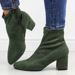 Zielone zamszowe botki damskie na obcasie M.Daszyński 2263-13. Zielone botki M.Daszyński, bez wzorów, z materiału, eleganckie, bez obcasa, na obcasie, bez zapięcia. W wyprzedaży za 132.30 zł.