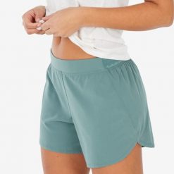 Spodenki pod sukienkę Quechua NH. Zielone szorty QUECHUA, bez wzorów, z elastanu, sportowe. W wyprzedaży za 29.99 zł.