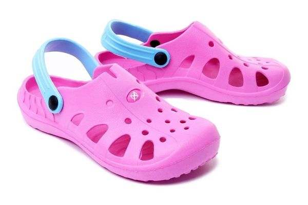 AXIM 7K2803R róż, klapki, croksy damskie. Czerwone klapki Axim, w ażurowe wzory, bez obcasa, bez zapięcia. Za 27.99 zł.