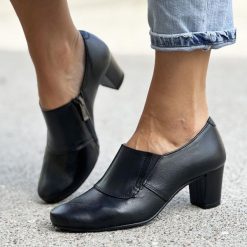 Czarne skórzane Polskie półbuty damskie na słupku Gregors 604. Czarne półbuty wsuwane GREGORS, bez wzorów, ze skóry, bez obcasa, na obcasie. Za 359.00 zł.