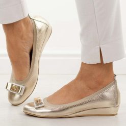 Złote skórzane Polskie baleriny damskie Prestige 2236. Żółte baleriny Prestige, bez wzorów, ze skóry, casualowe, z okrągłym noskiem, bez obcasa, na koturnie, bez zapięcia. Za 399.00 zł.